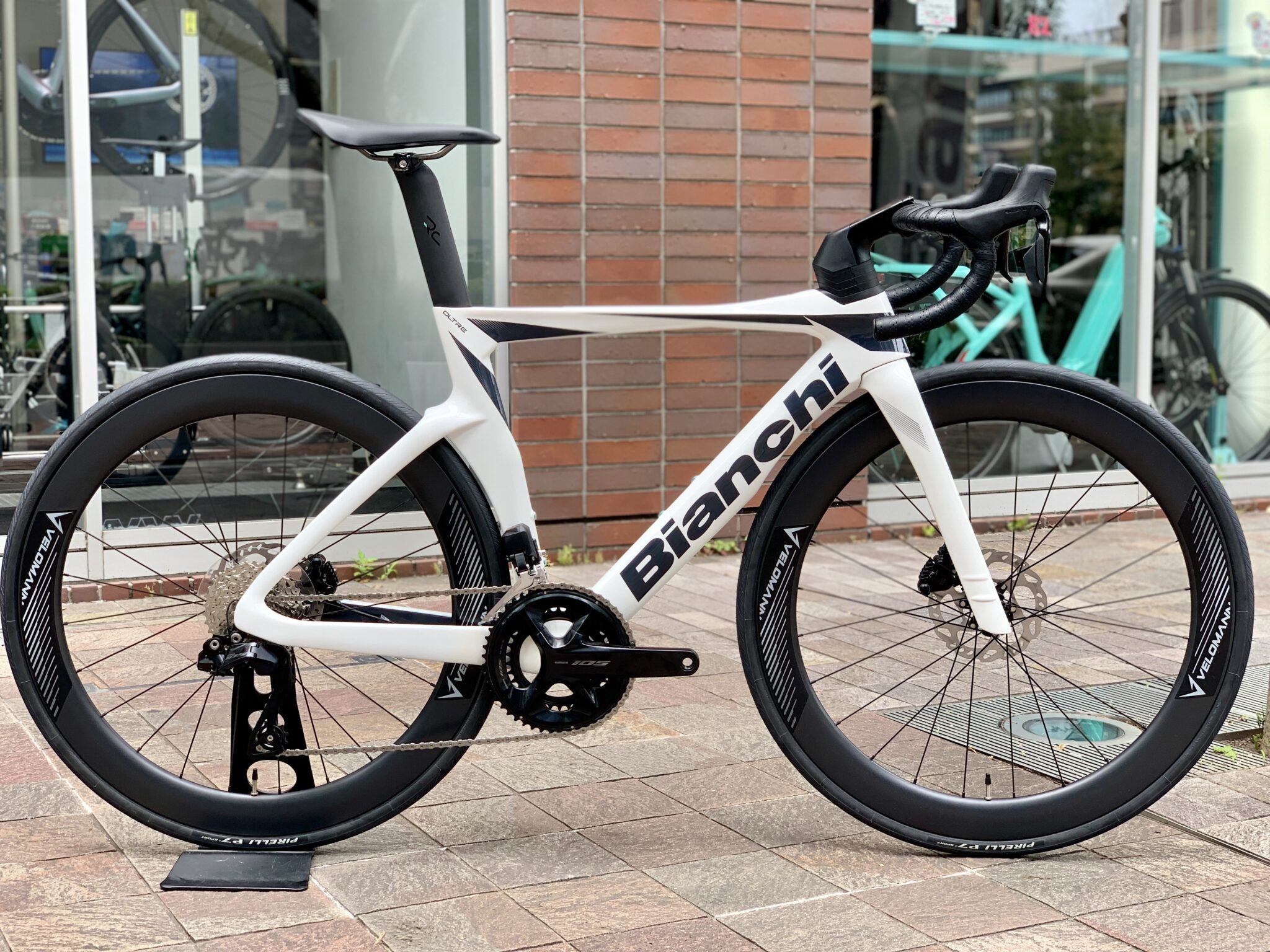 横浜最新エアロロードOLTRE COMP入荷しております BIANCHI STORE